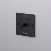 Buster + Punch lichtschakelaar tuimelschakelaar cross black met logo vooraanzicht