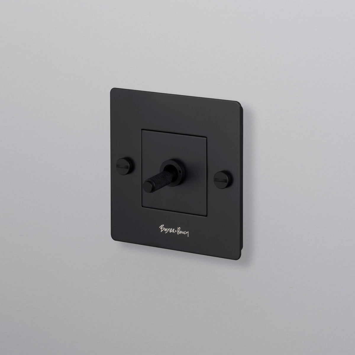Buster + Punch lichtschakelaar tuimelschakelaar cross black met logo vooraanzicht