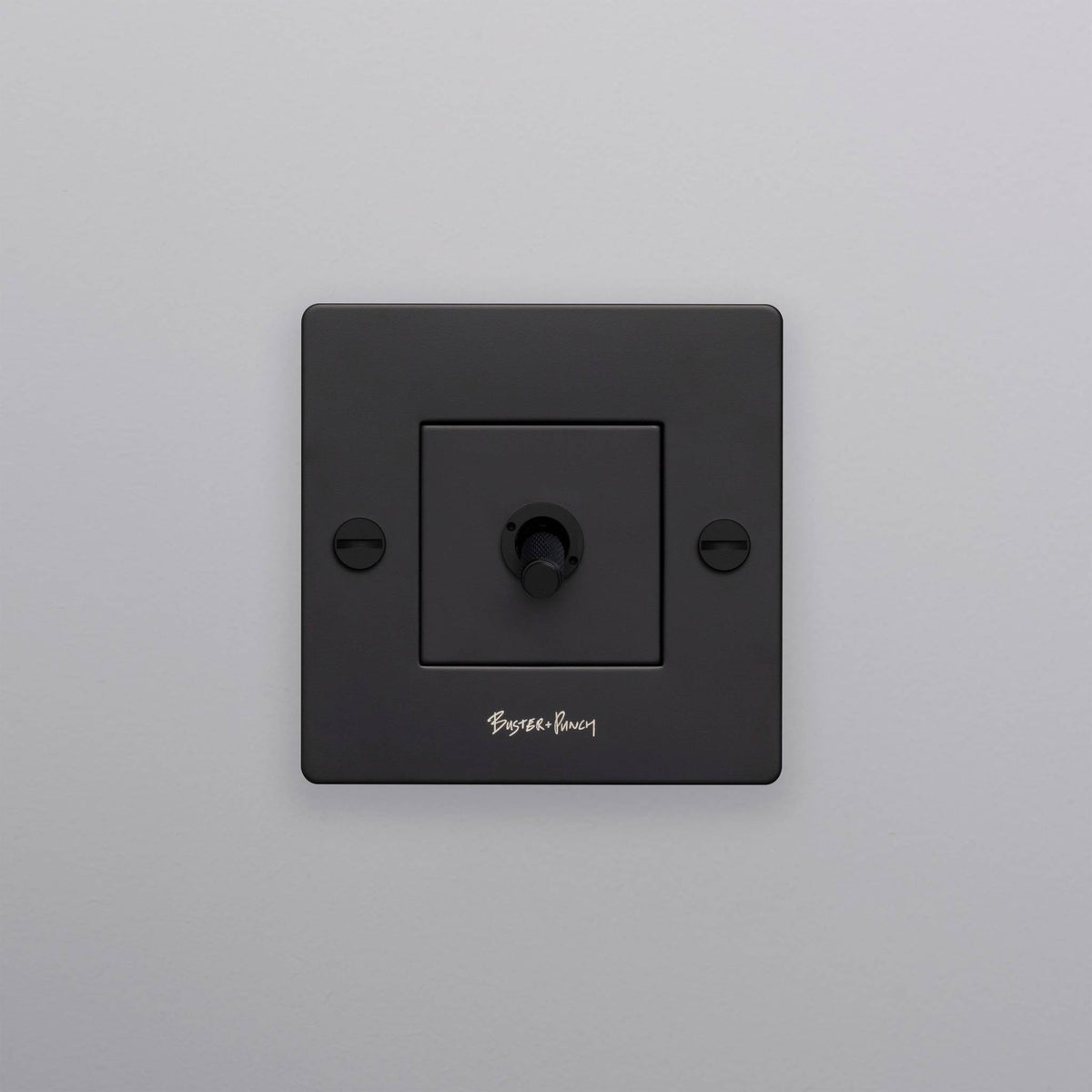 Buster + Punch lichtschakelaar tuimelschakelaar cross black met logo zijaanzicht