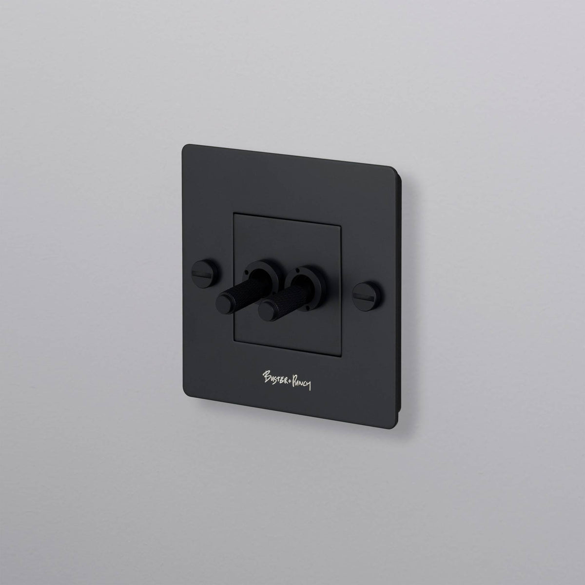 Buster + Punch lichtschakelaar dubbele tuimelschakelaar black met logo vooraanzicht