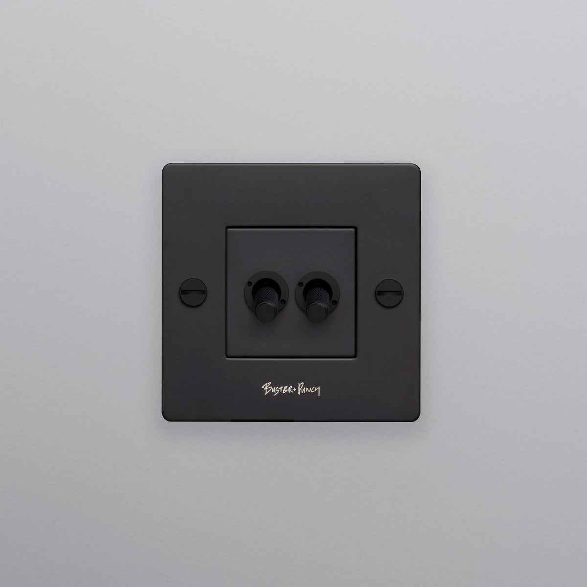 Buster + Punch lichtschakelaar dubbele tuimelschakelaar black met logo zijaanzicht