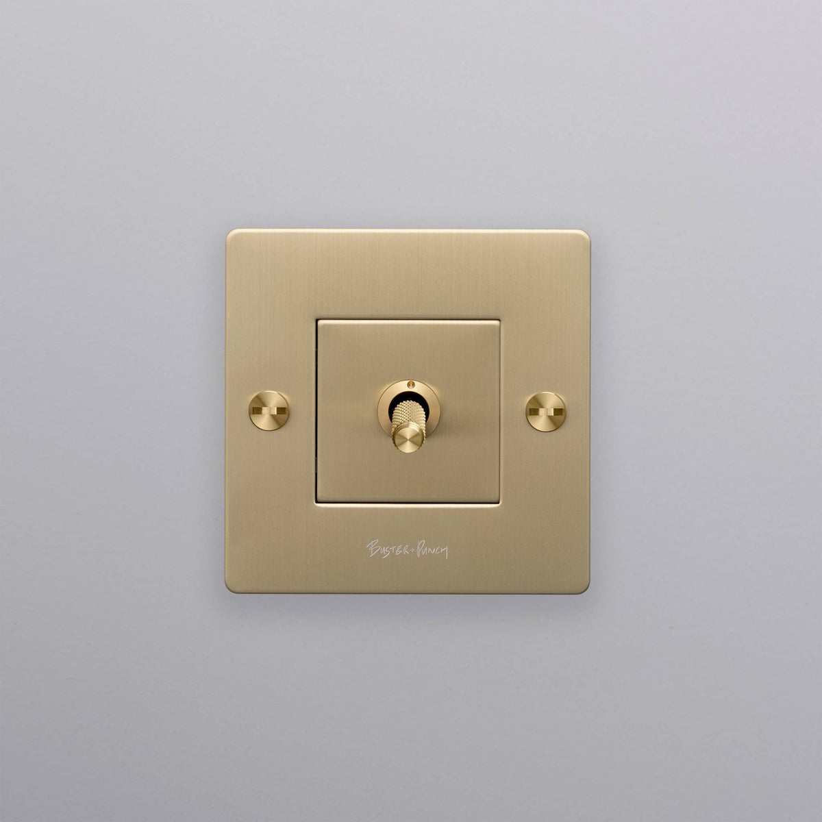 Buster + Punch lichtschakelaar tuimelschakelaar cross goud met logo zijaanzicht
