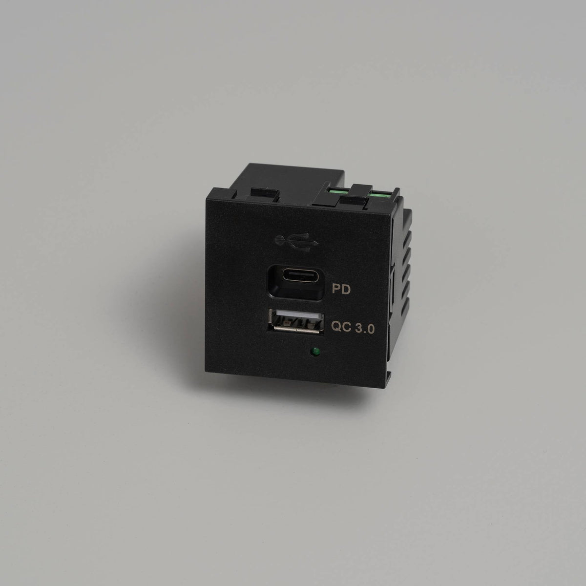 Buster + Punch USB-module A+C Quickcharge Zwart vooraanzicht