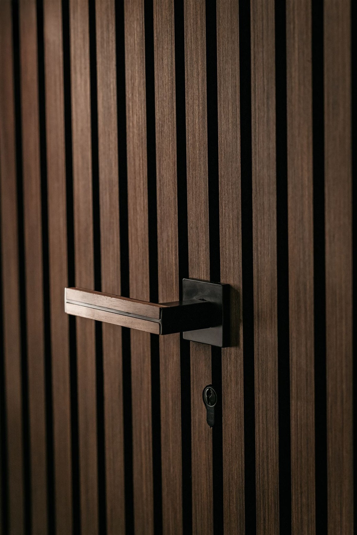 Aprile Imperata deurklink zwart met eikenhout op vierkant rozet – rozetdetail