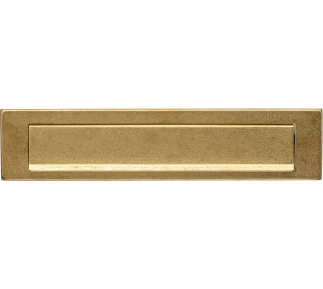 Intersteel brievenbus messing getrommeld met klep en regenrand 340x75mm – vooraanzicht
