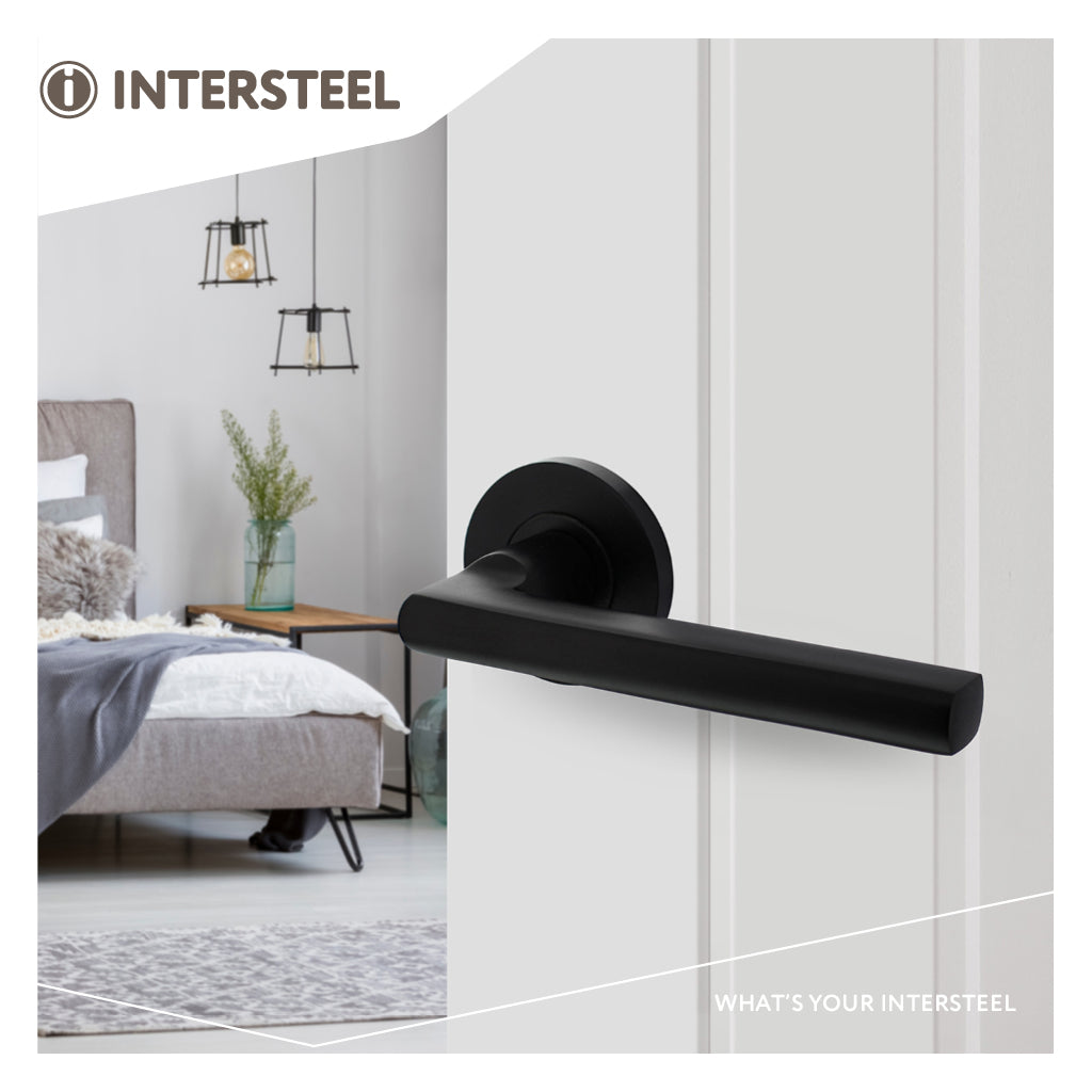 Intersteel deurkruk Hoek 90°-vlak aluminium mat zwart - gemonteerd