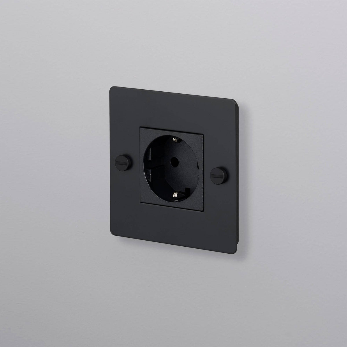 Buster + Punch stopcontact Schuko zwart vooraanzicht