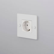 Buster + Punch stopcontact Schuko kruis in wit vooraanzicht