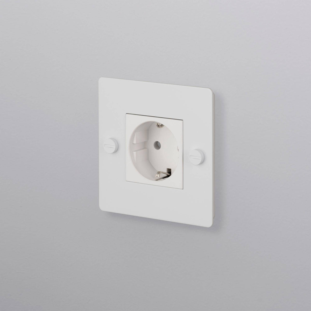 Buster + Punch stopcontact Schuko kruis in wit vooraanzicht