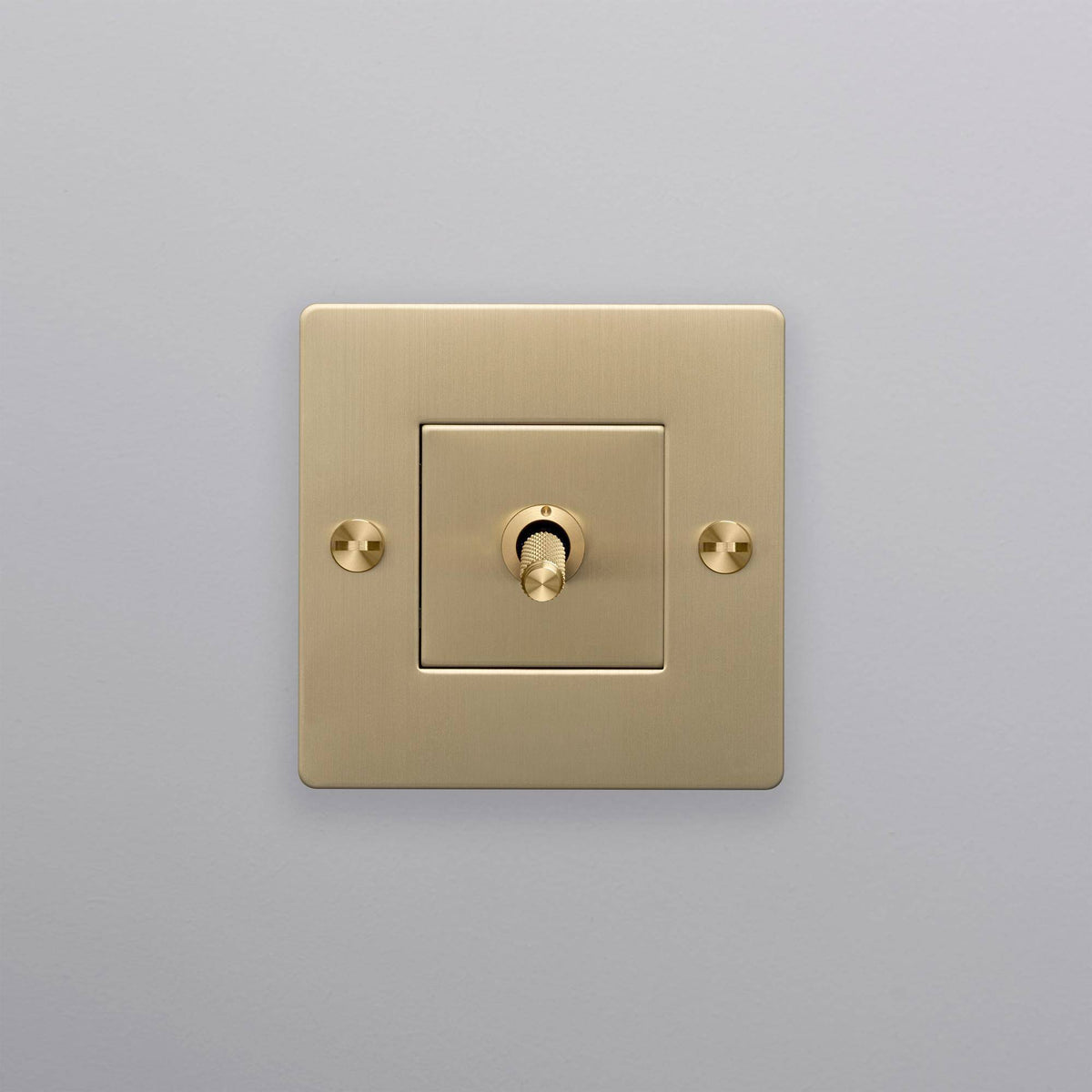 Buster + Punch lichtschakelaar tuimelschakelaar cross goud zonder logo zijaanzicht