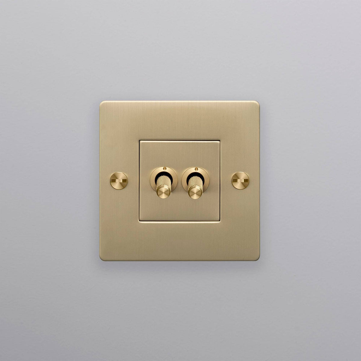 Buster + Punch lichtschakelaar dubbele tuimelschakelaar goud zonder logo zijaanzicht