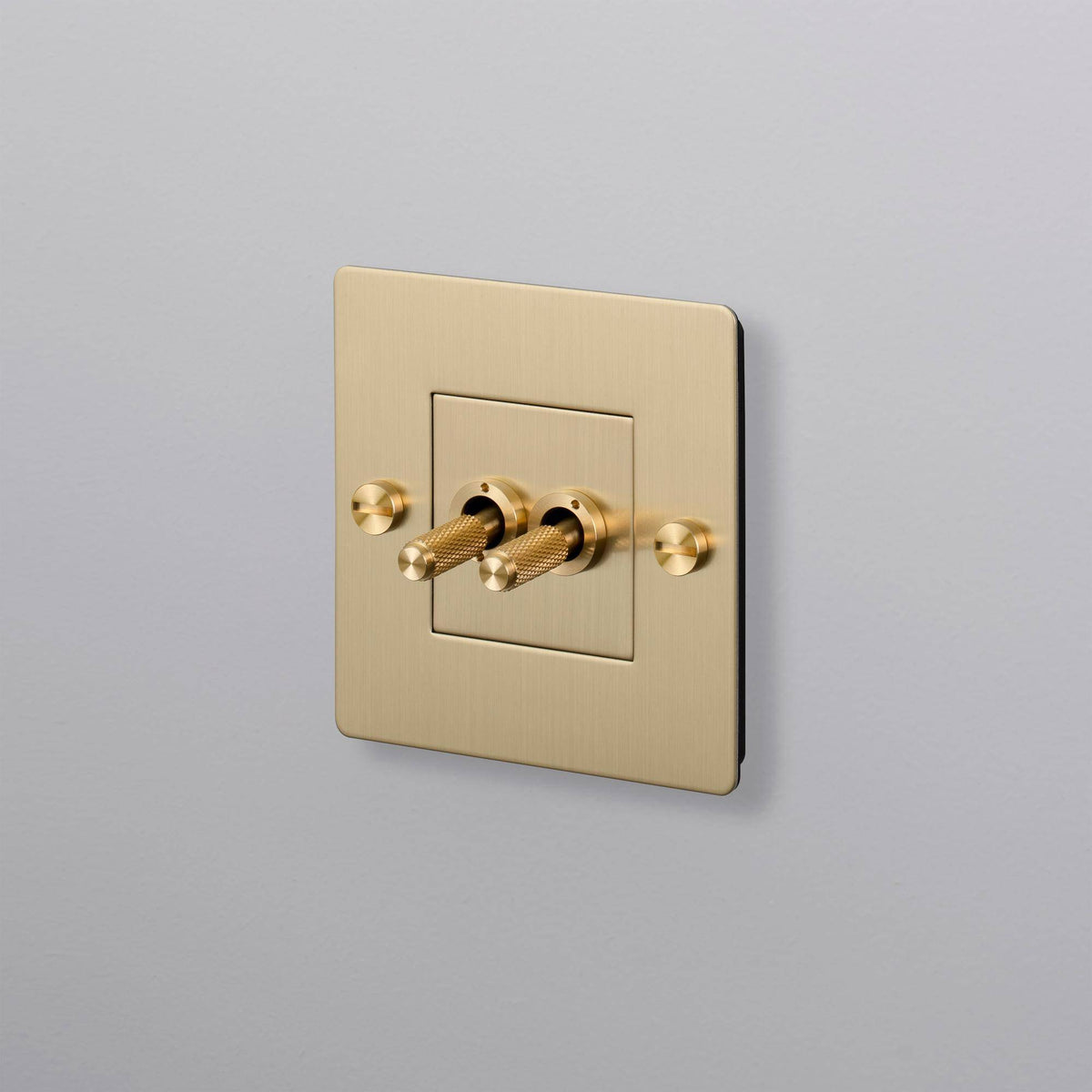 Buster + Punch lichtschakelaar dubbele tuimelschakelaar goud zonder logo vooraanzicht