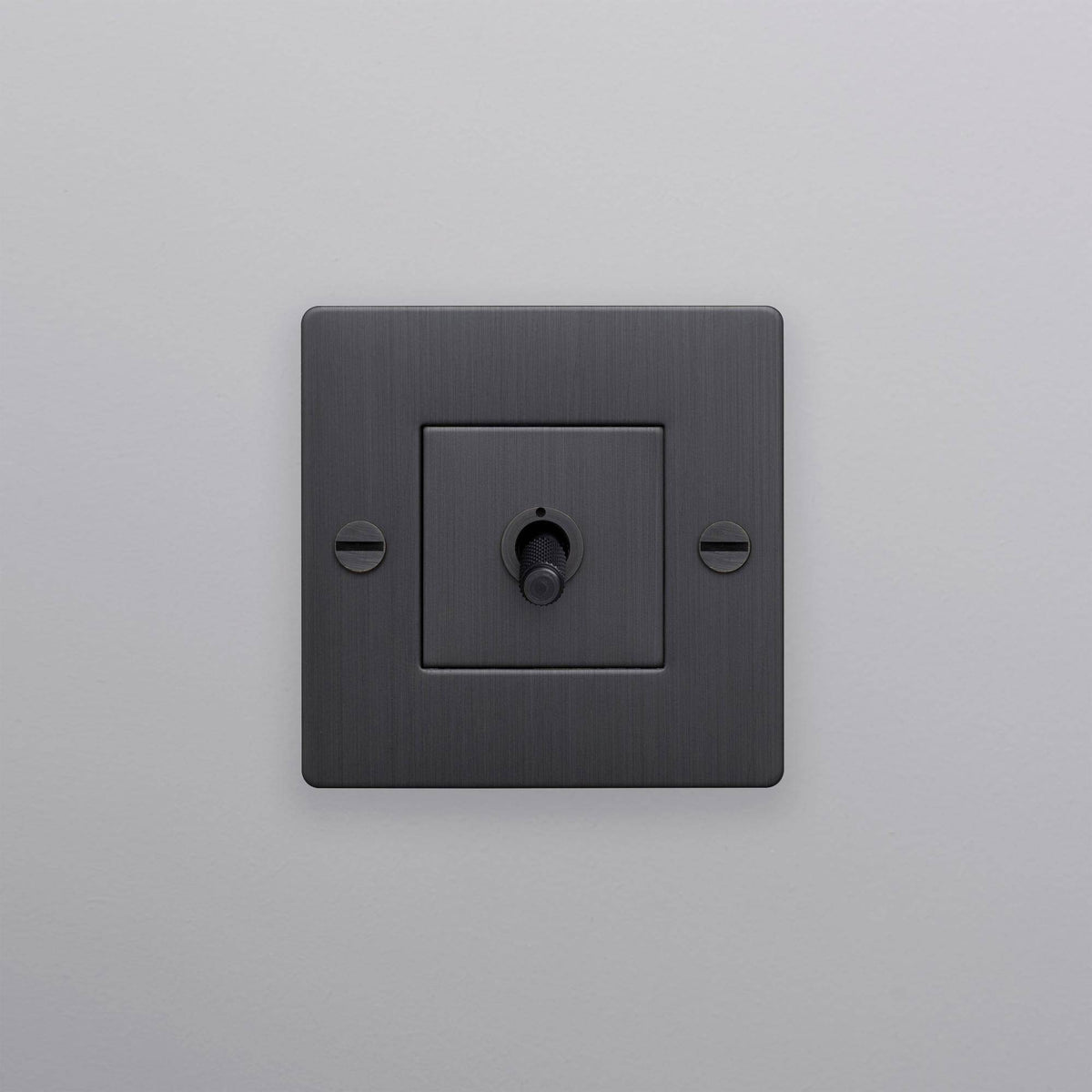 Buster + Punch lichtschakelaar tuimelschakelaar cross smoked bronze zonder logo zijaanzicht