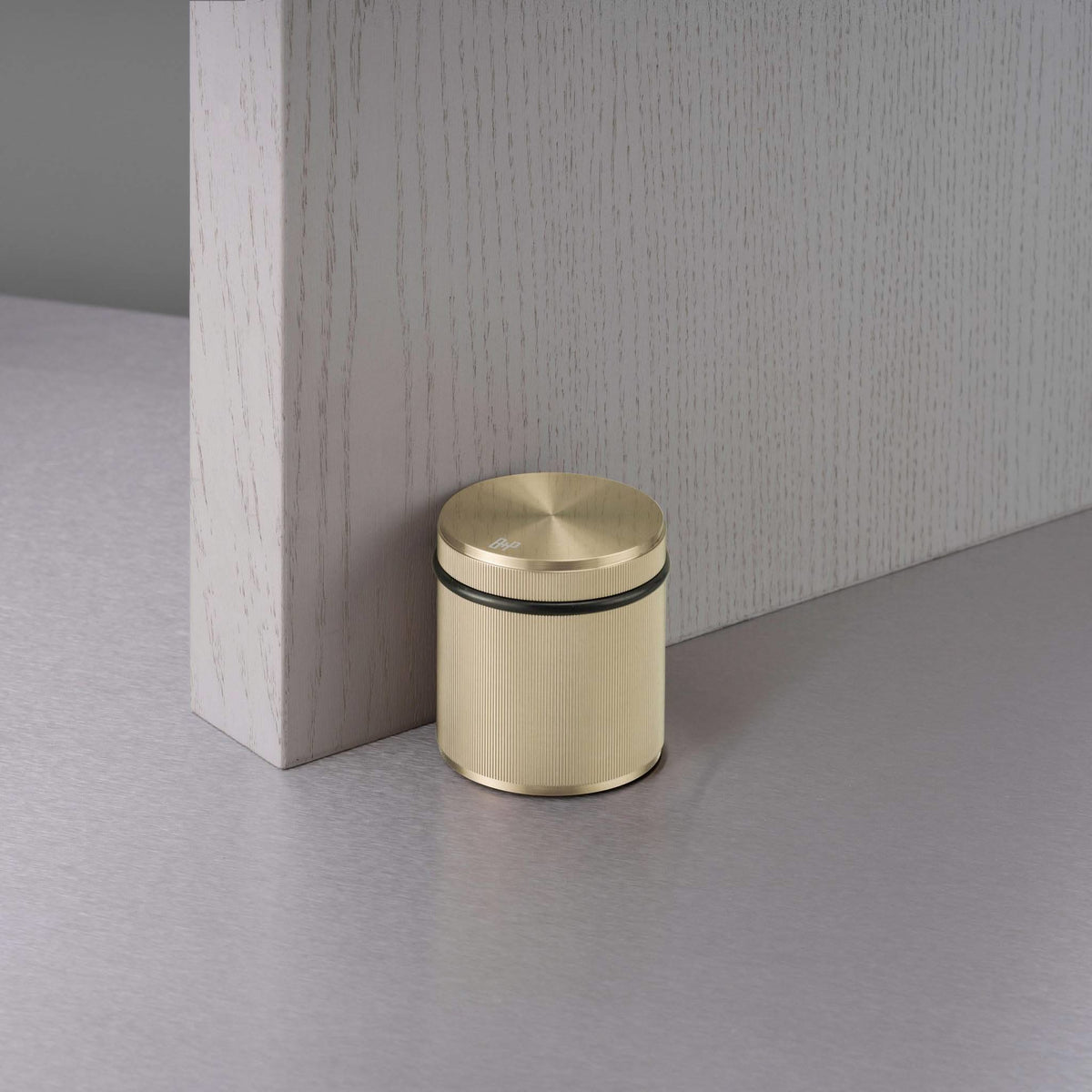 Buster + Punch Linear deurstopper vrijstaand goud - vooraanzicht