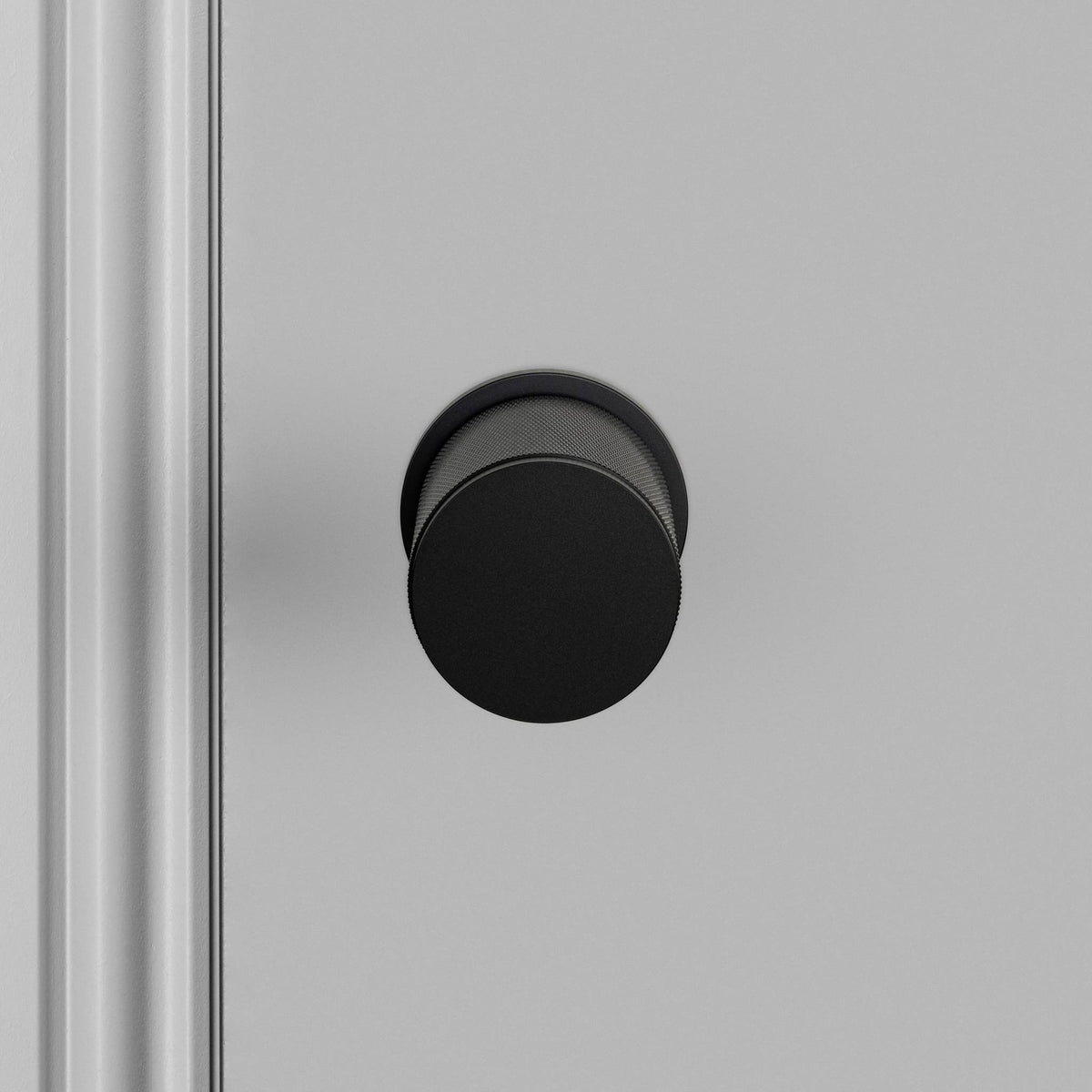 Buster + Punch Cross deurknop op rozet (draaibaar) black – detail