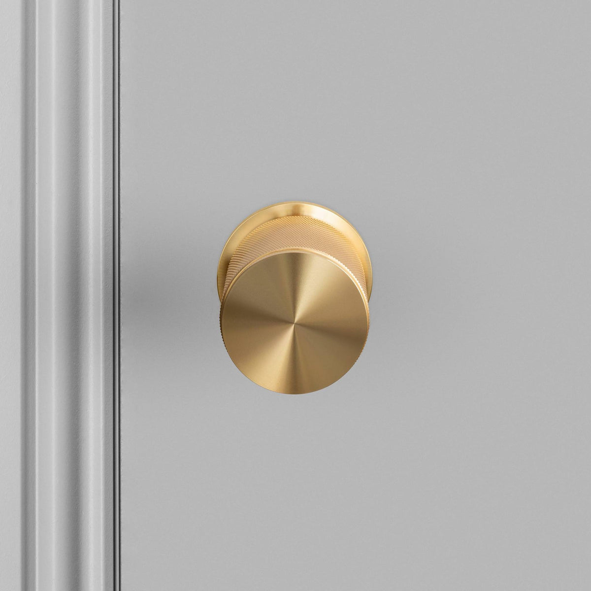Buster + Punch Cross deurknop op rozet (draaibaar) goud – detail