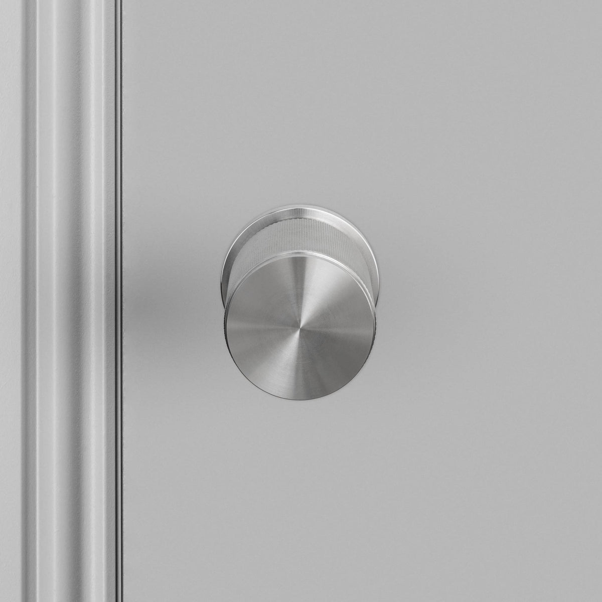 Buster + Punch Cross deurknop op rozet (draaibaar) steel – detail
