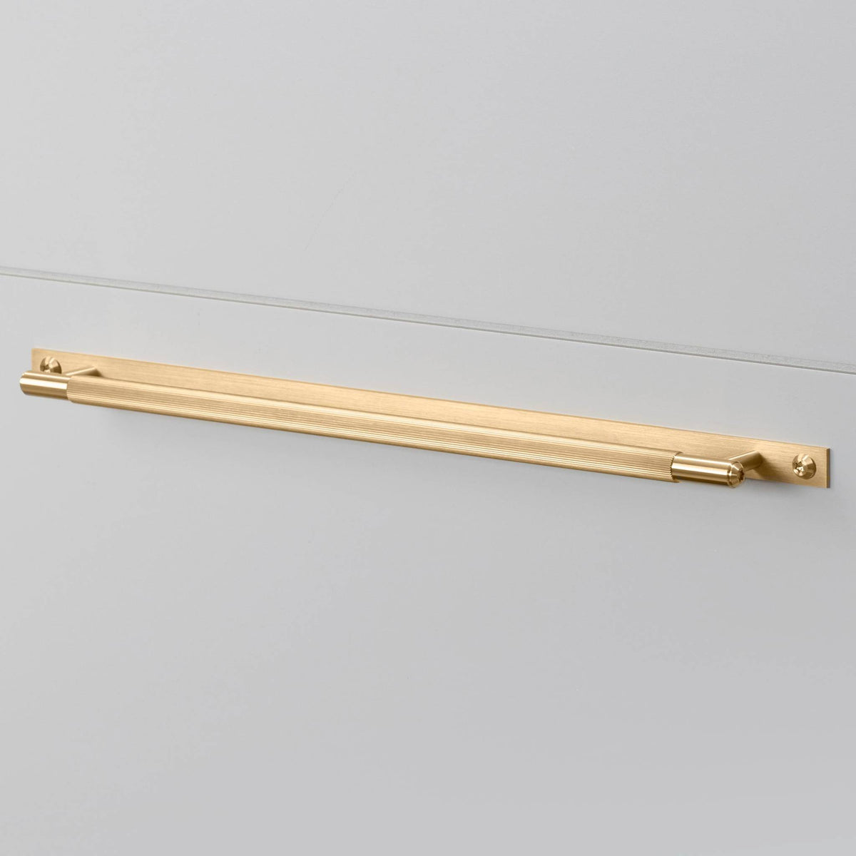 Buster + Punch Linear meubelgreep op rozet goud – gemonteerd