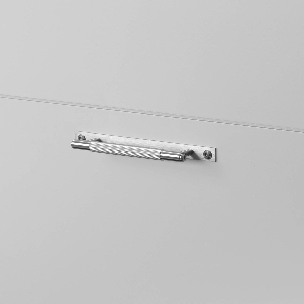 Buster + Punch Linear meubelgreep op rozet steel – vooraanzicht
