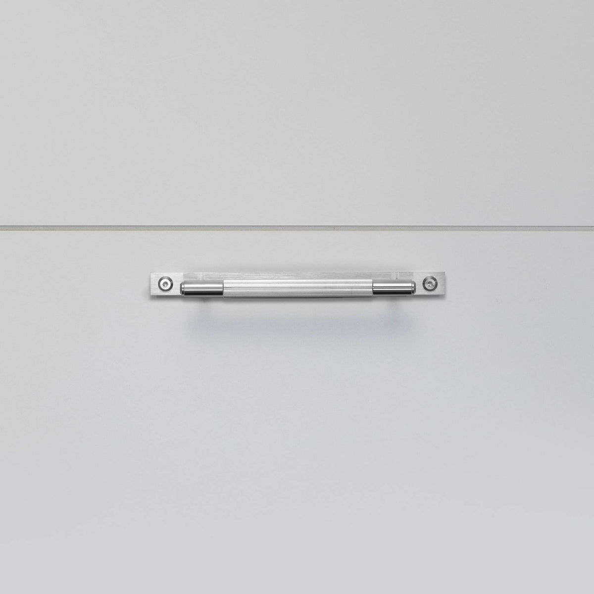 Buster + Punch Linear meubelgreep op rozet steel – detail