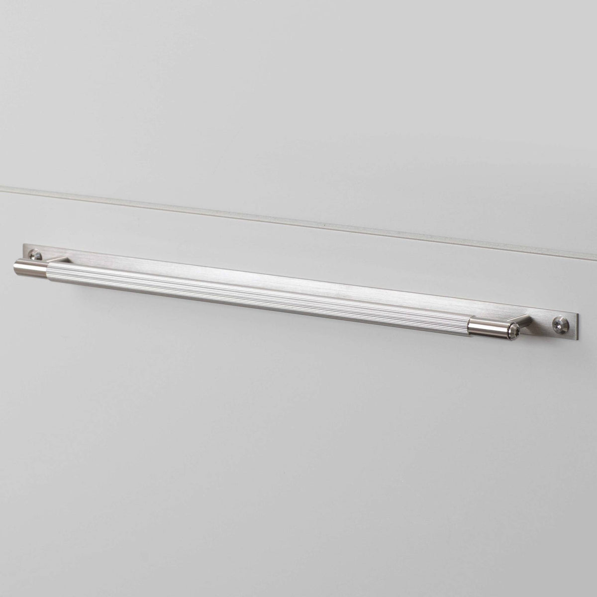Buster + Punch Linear meubelgreep op rozet steel – gemonteerd