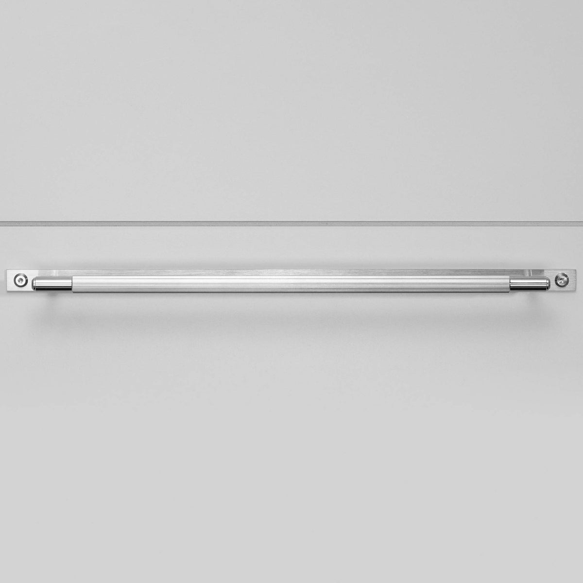 Buster + Punch Linear meubelgreep op rozet steel – sfeerbeeld