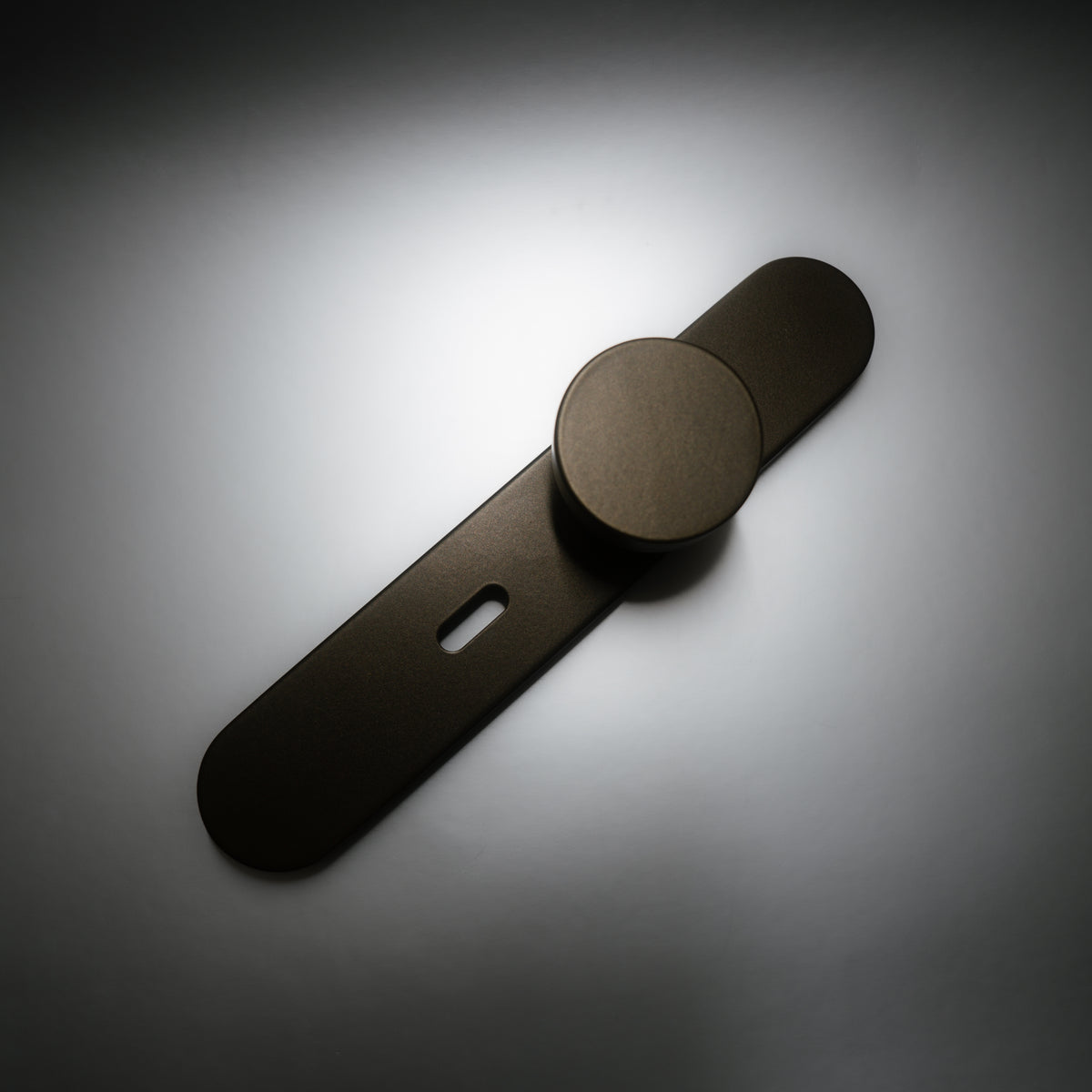 Griff Meister Deurknop Brons Op ovaal schild Sleutel 56mm – sfeerfoto in interieur