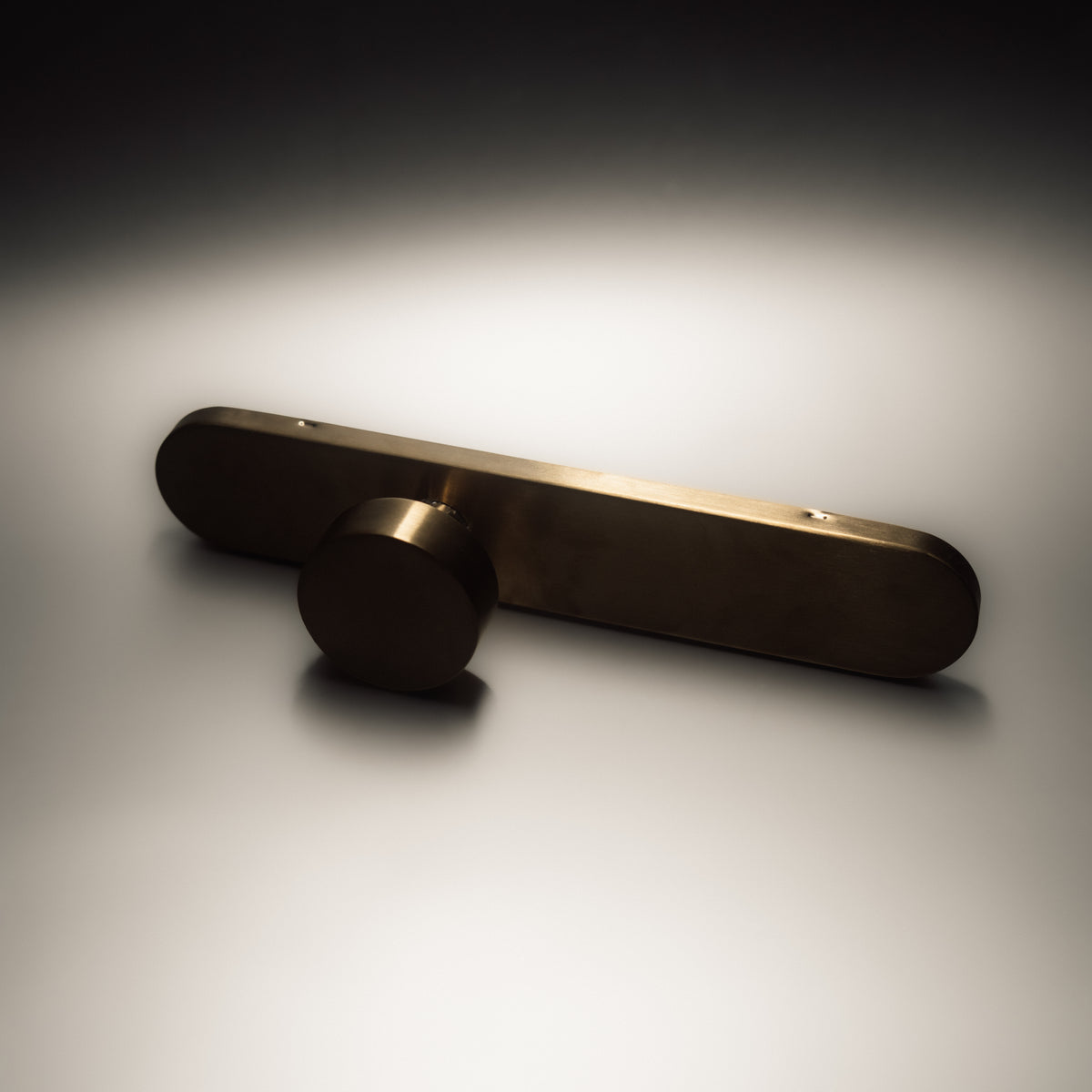 Griff Meister Deurknop Champagne PVD Op ovaal schild Blind – sfeerfoto in interieur