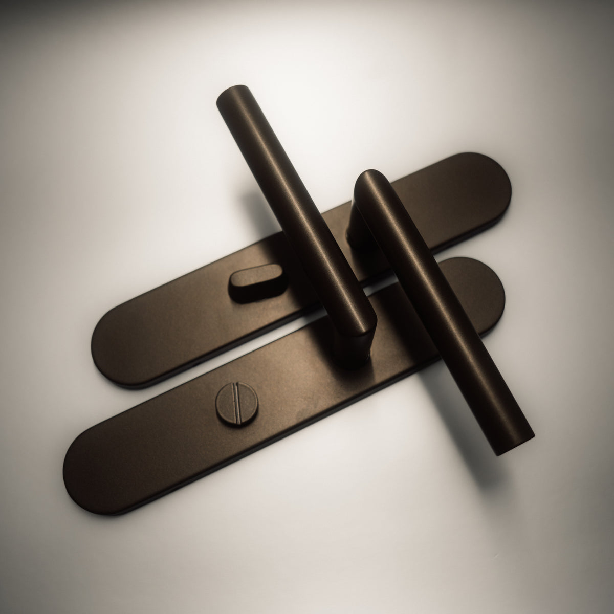 Griff Meister Deurkruk Cornisa Brons Op ovaal schild WC63/8 Toilet – sfeerfoto in interieur