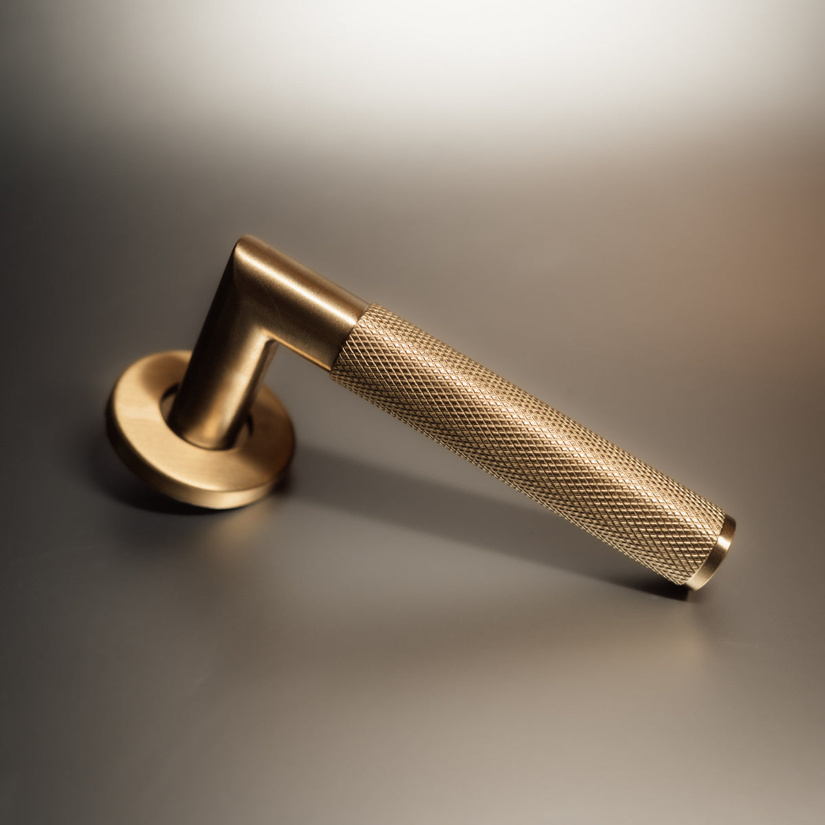 Griff Meister Deurkruk Montaro 53mm ronde rozet 6mm dik Champagne PVD – sfeerfoto in interieur