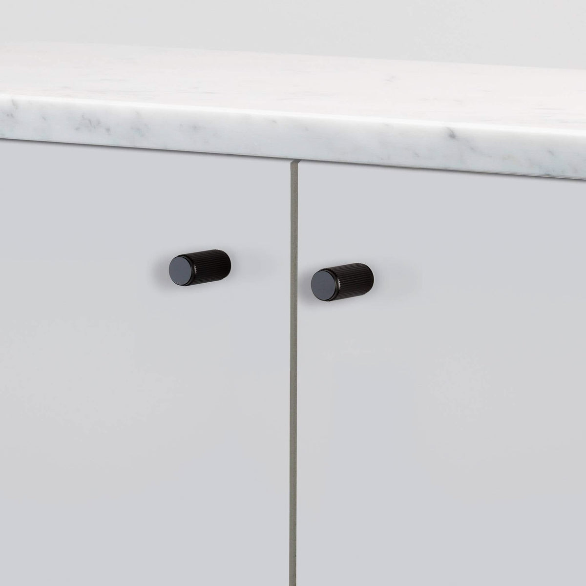 Buster + Punch Linear meubelknop black - vooraanzicht