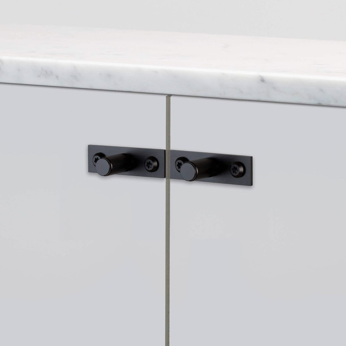 Buster + Punch Linear meubelknop op rozet black – vooraanzicht