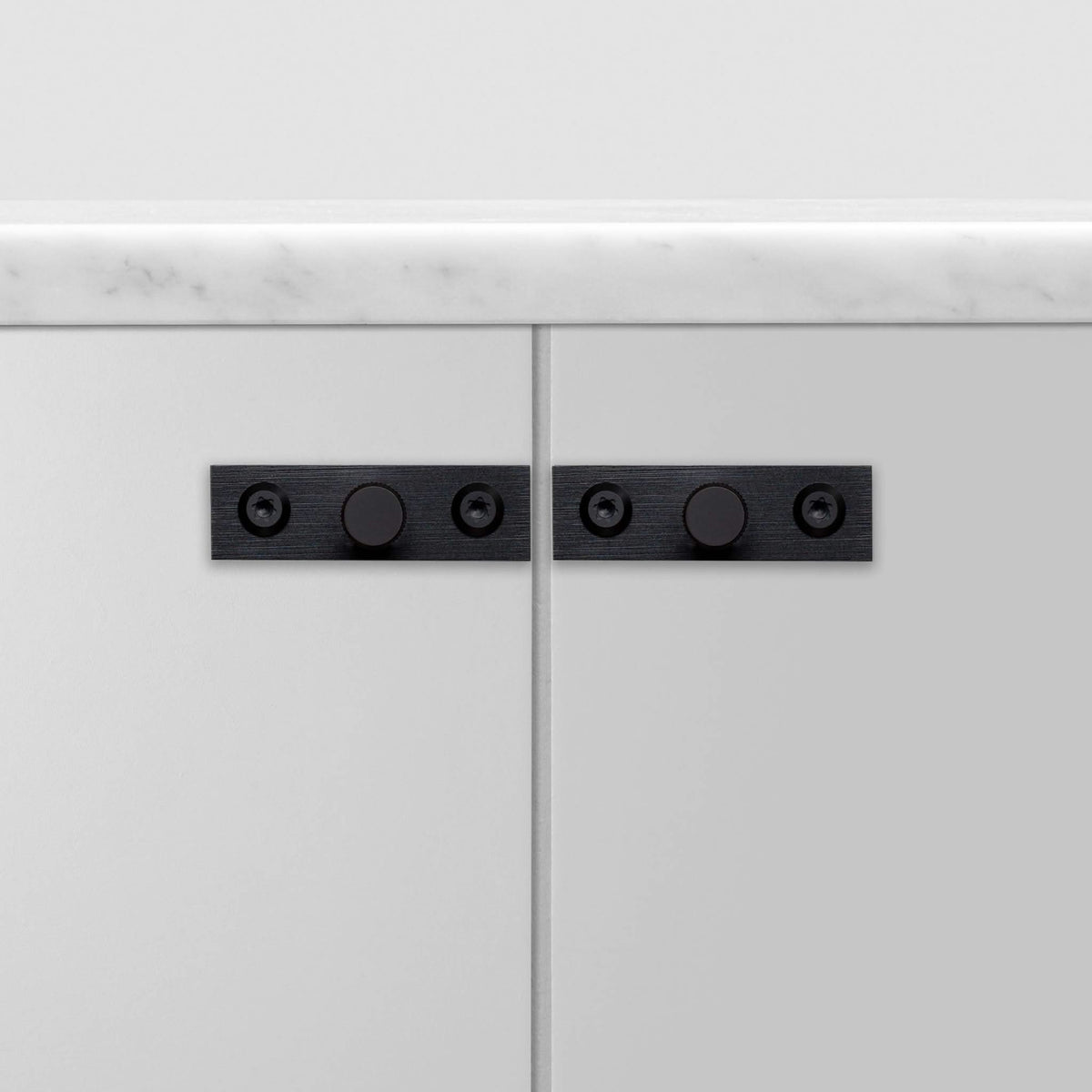 Buster + Punch Linear meubelknop op rozet black – detail (knurl-patroon)