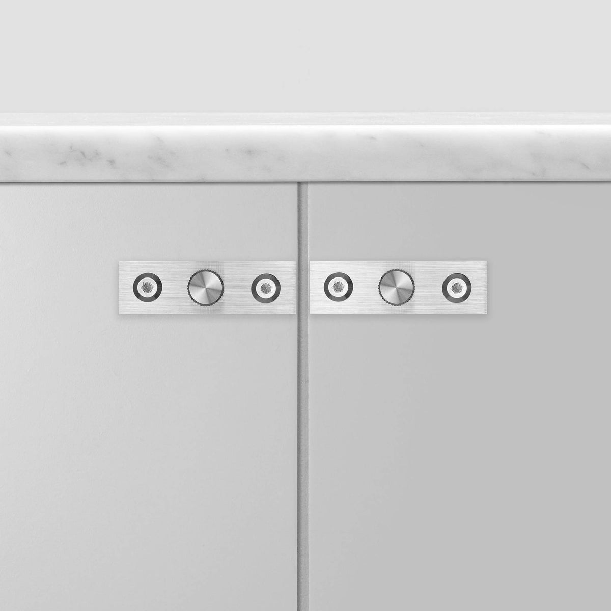 Buster + Punch Linear meubelknop op rozet steel – detail (knurl-patroon)