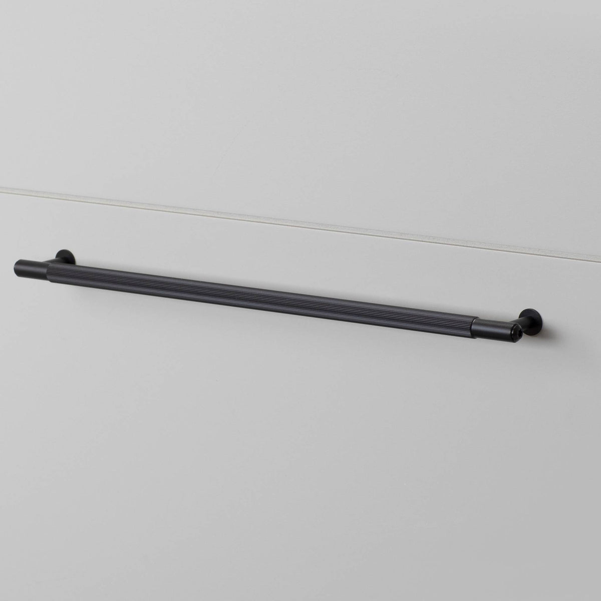 Buster + Punch Linear meubelgreep black – sfeerbeeld