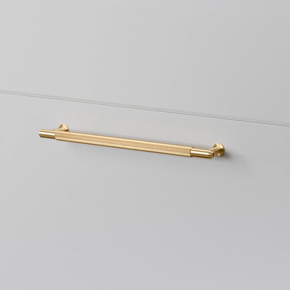 Buster + Punch Linear meubelgreep goud – detail (knurl-patroon)