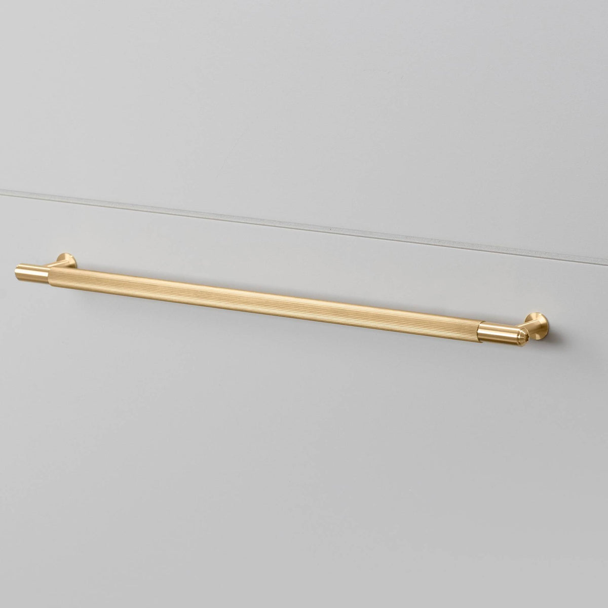 Buster + Punch Linear meubelgreep goud – sfeerbeeld