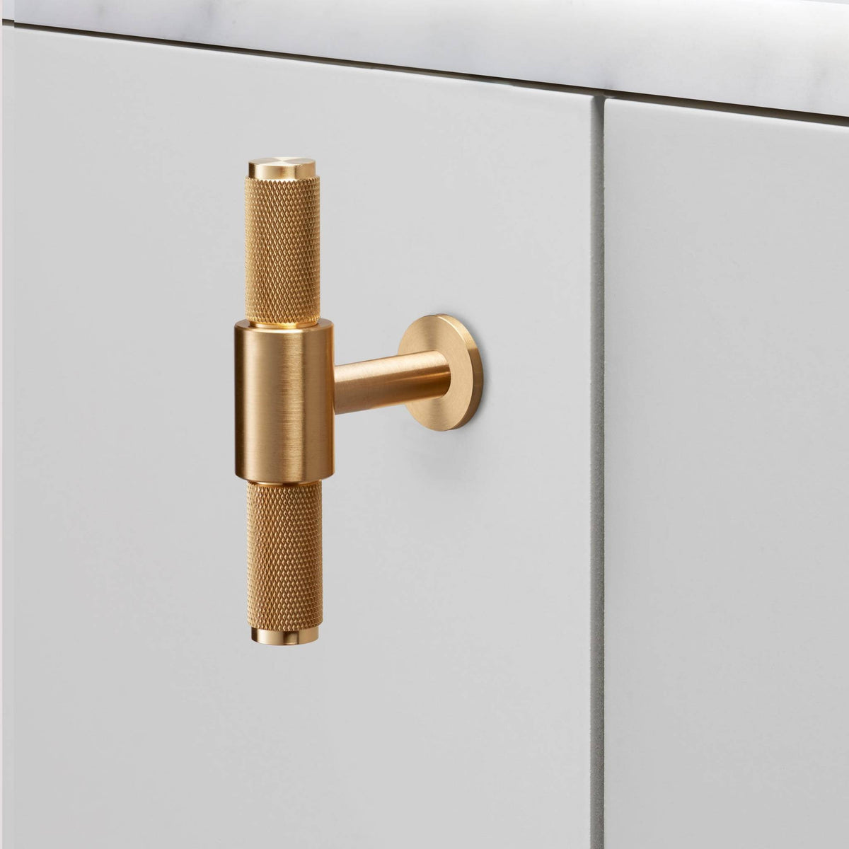 Buster + Punch Cross meubelgreep t-bar goud