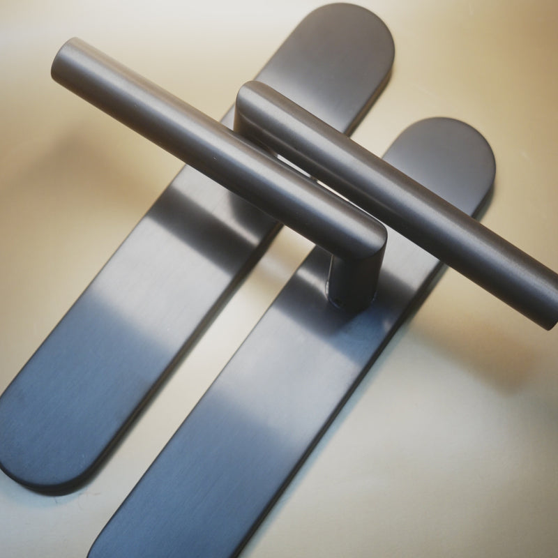 Griff Meister Deurkruk Cornisa Gunmetal Op ovaal schild Blind – productvideo