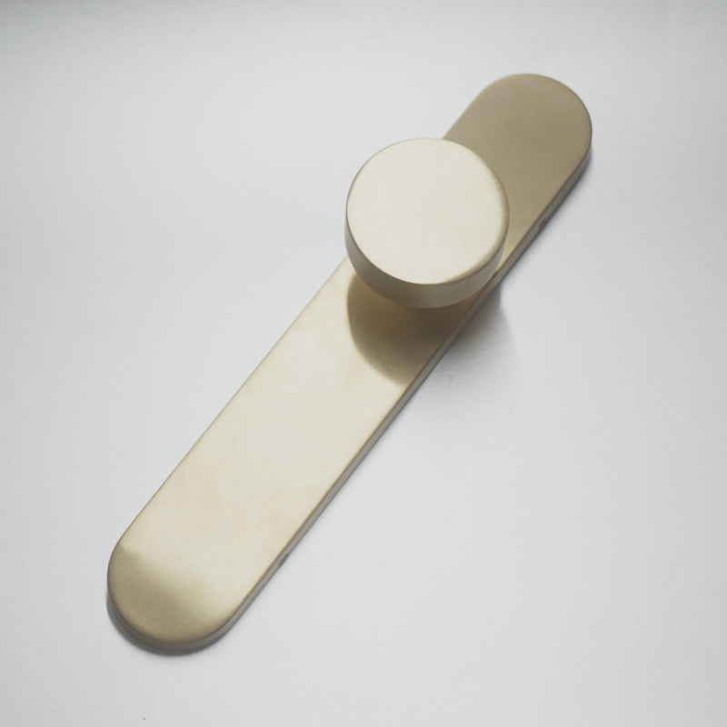 Griff Meister Deurknop Champagne PVD Op ovaal schild Blind – productvideo