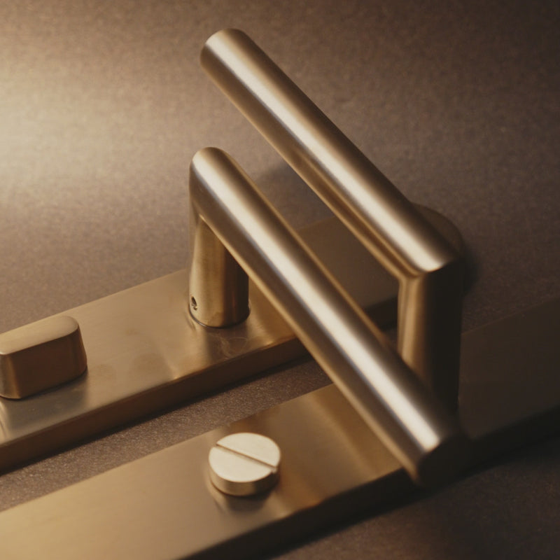 Griff Meister Deurkruk Cornisa Champagne PVD Op ovaal schild WC63/8 Toilet – productvideo