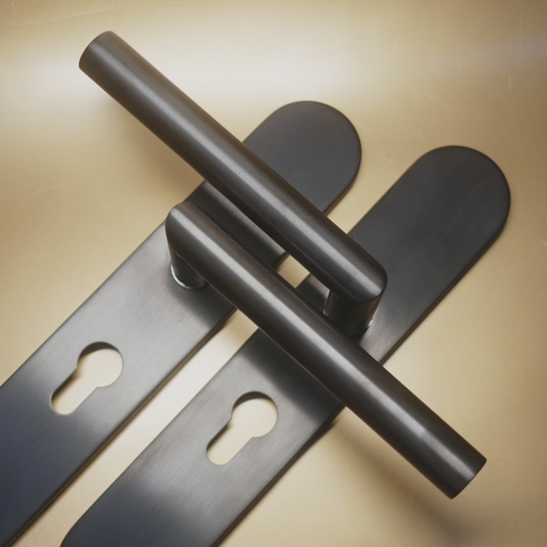 Video laden: Griff Meister Deurkruk Cornisa Gunmetal Op ovaal schild PC55 – productvideo