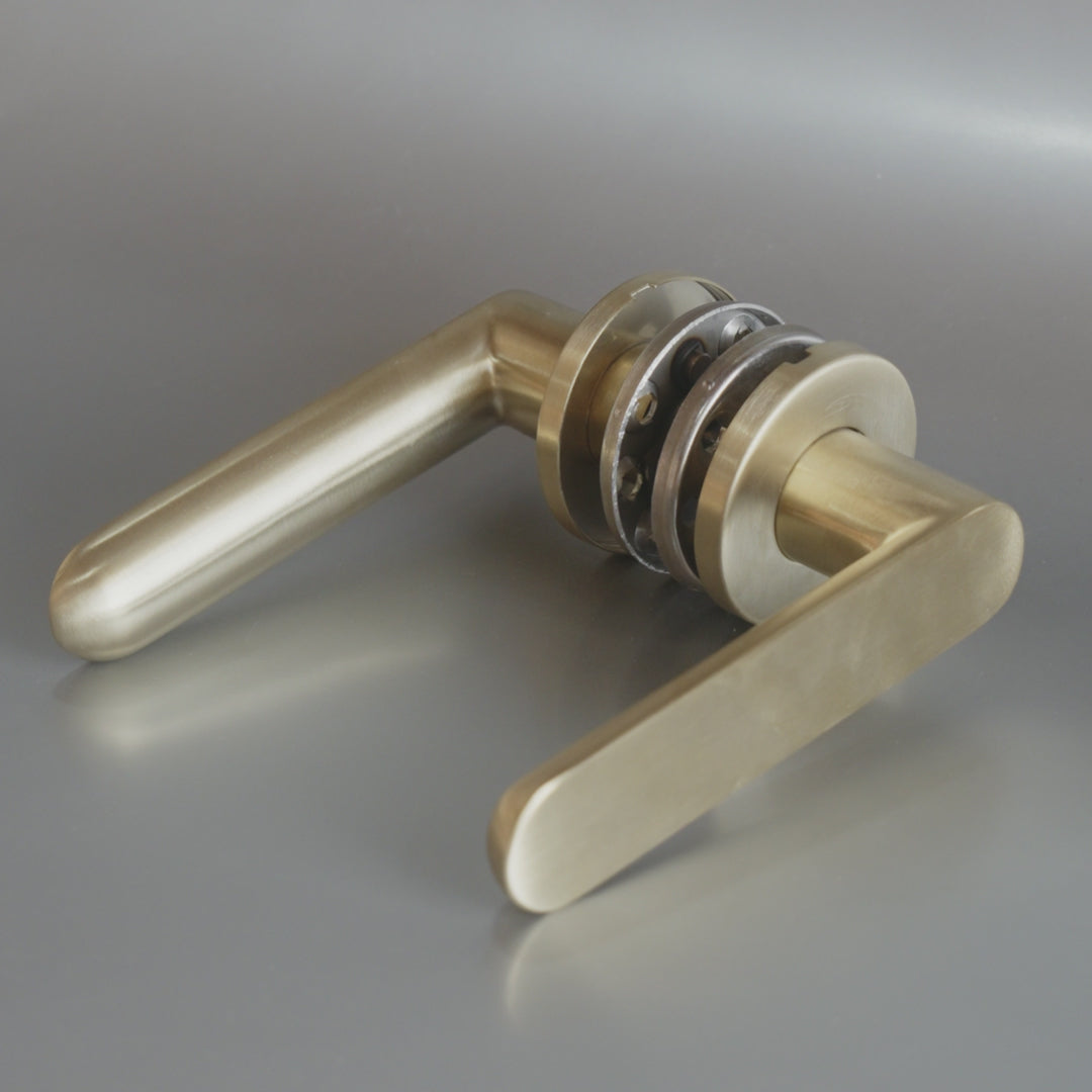 Video laden: Griff Meister Deurkruk Rexo 53mm ronde rozet 6mm dik Champagne PVD – productvideo