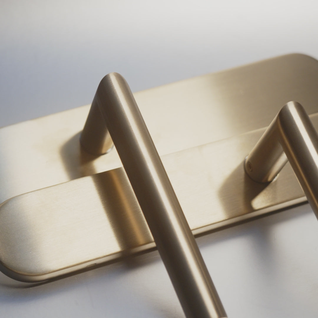 Video laden: Griff Meister Deurkruk Cornisa Champagne PVD Op ovaal schild Blind – productvideo