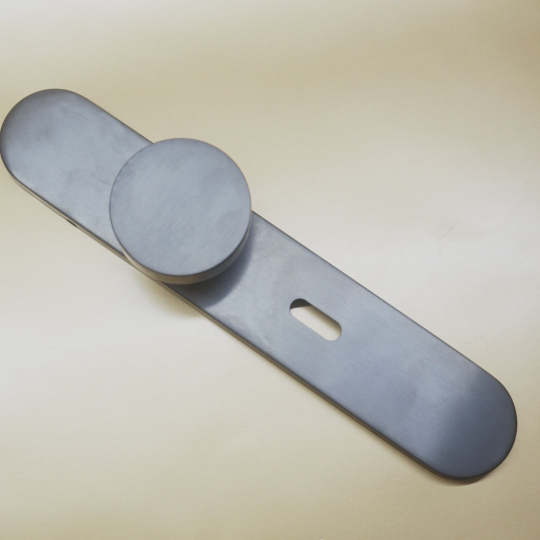 Video laden: Griff Meister Deurknop Gunmetal Op ovaal schild Sleutel 56mm – productvideo