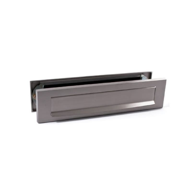 Hardbrass Mariani briefplaat Ellen PVD inox &ndash; detail