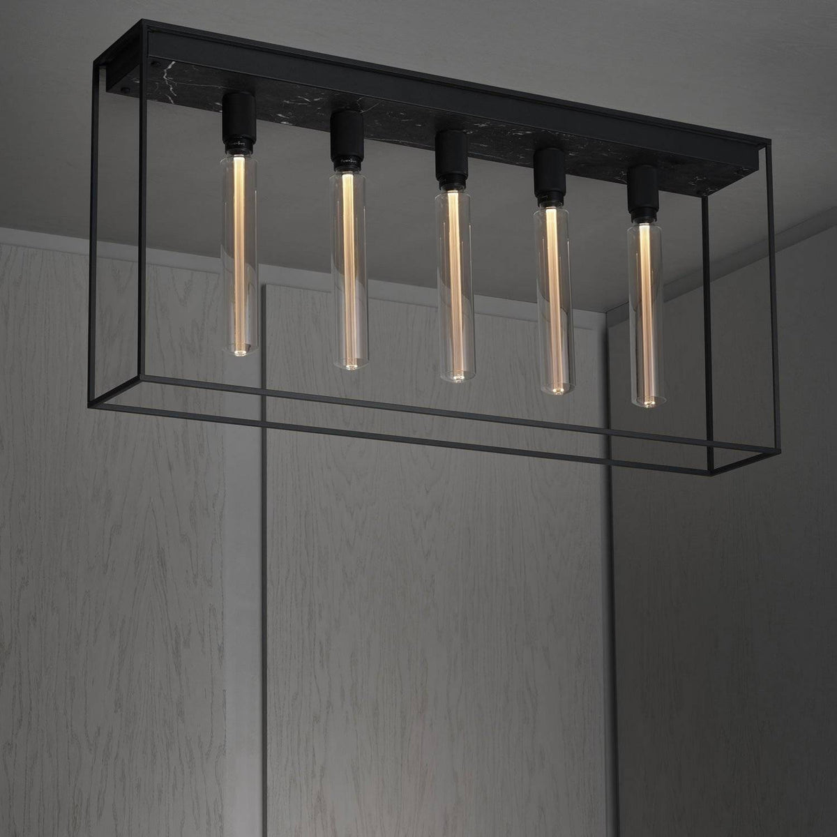 Buster + Punch Caged Ceiling Cross plafondlamp zwart gemonteerd