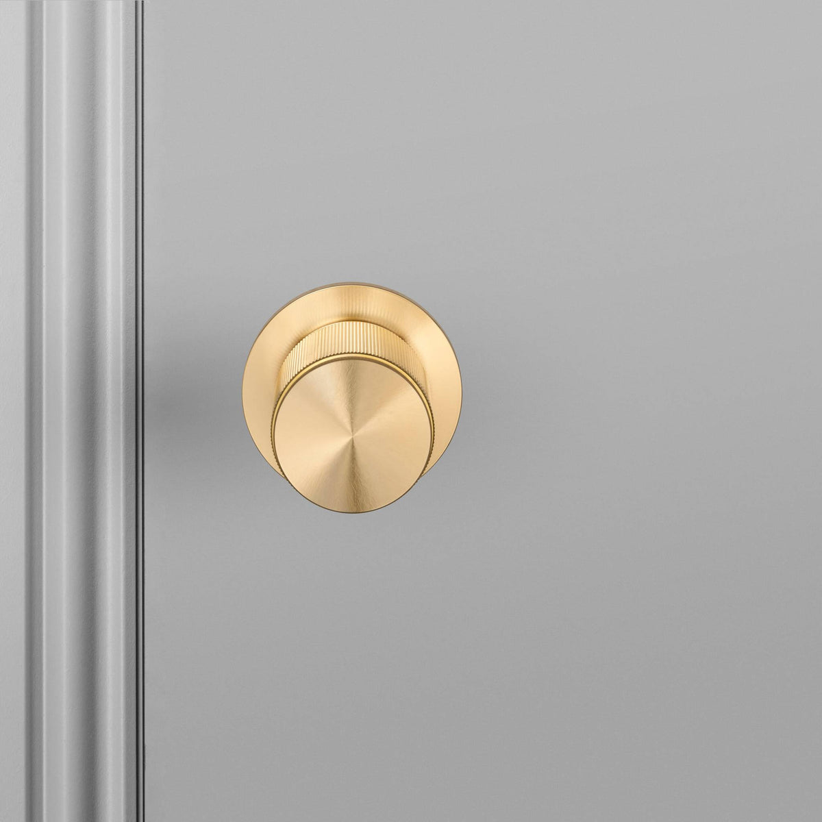 Buster + Punch Linear deurknop op rozet (draaibaar) goud – detail
