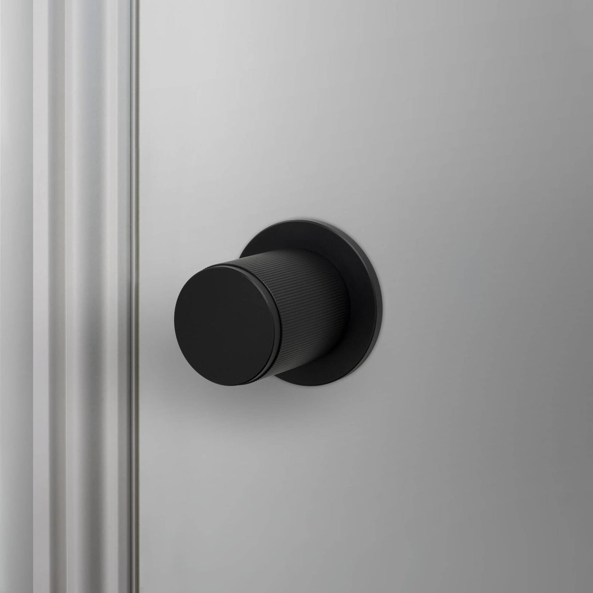 Buster + Punch Linear deurknop op rozet welders black vooraanzicht