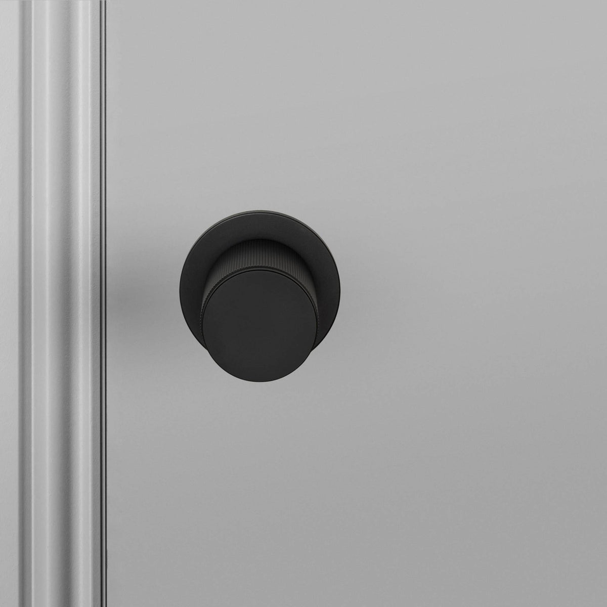 Buster + Punch Linear deurknop op rozet welders black detail